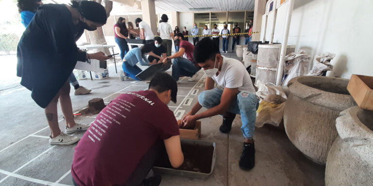 Capacitan a los alumnos de la Facultad de Arquitectura UA de C sobre el uso de tierras en los procesos de restauración arquitectónica