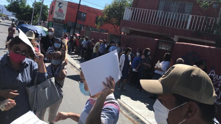 Inicia, con largas filas, vacunación a mayores de 50 años en Ramos