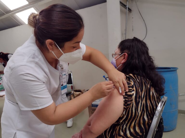 Hay suficientes vacunas antiCovid para mayores de 50 años y embarazadas