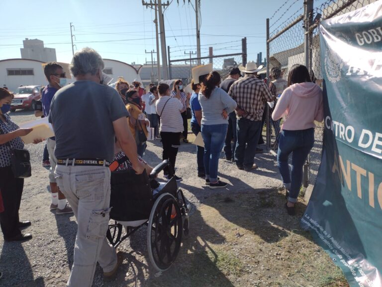 Entre caos, comienza vacunación antiCovid en Saltillo para personas mayores de 50 años y embarazadas