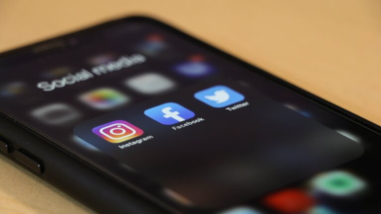 Facebook e Instagram podrían dejar de ser gratis en iPhone