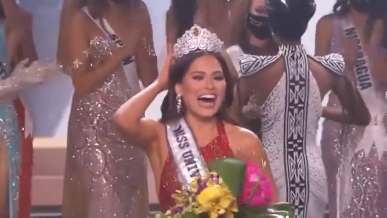 Felicita Andrés López a Andrea Meza ganadora del certamen Miss Universo