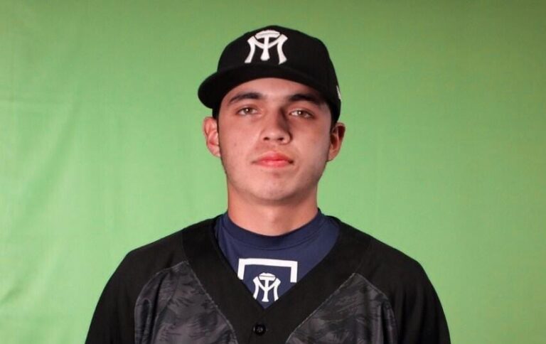 Firma estudiante de CECYTE Morelos con Sultanes de Monterrey