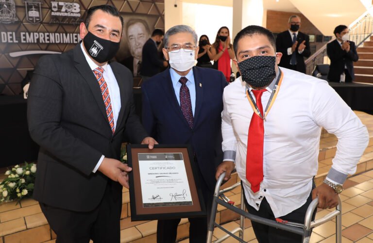 Galardonan a alumnos y docentes de la Facultad de Jurisprudencia de la UA de C