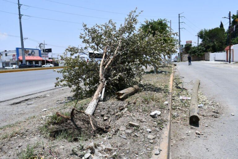 Riesgo vial latente en lateral de carretera Saltillo-Monterrey tras accidente 