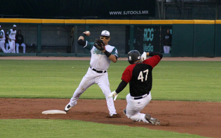 Saraperos blanquea 4-0 a Toros de Tijuana