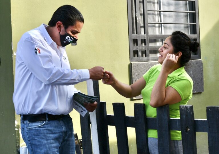 Se compromete Chema Morales en apoyar con programas sociales a las familias de Santa Luz Analco 