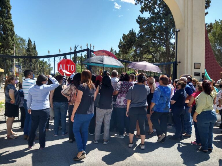 Se forman por horas y les avisan que vacunas no alcanzan para todos