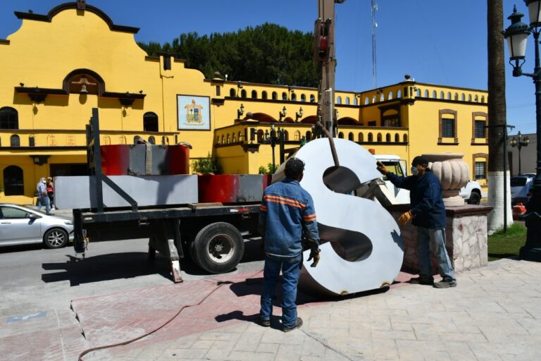 Retiran letras monumentales de Ramos Arizpe para reubicarlas en la Alameda principal