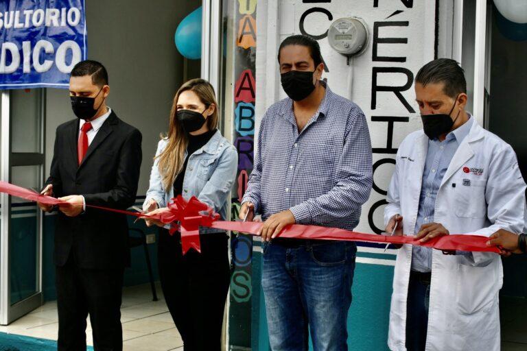 Chema Morales inaugura farmacia en la Colonia Fidel Velázquez