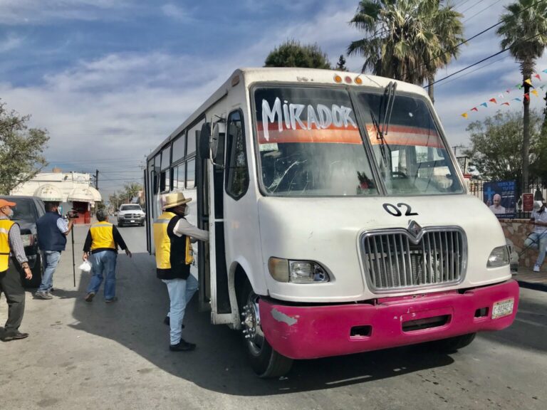 Mantienen en transportes públicos de Ramos Arizpe repartición gratuita de cubrebocas 