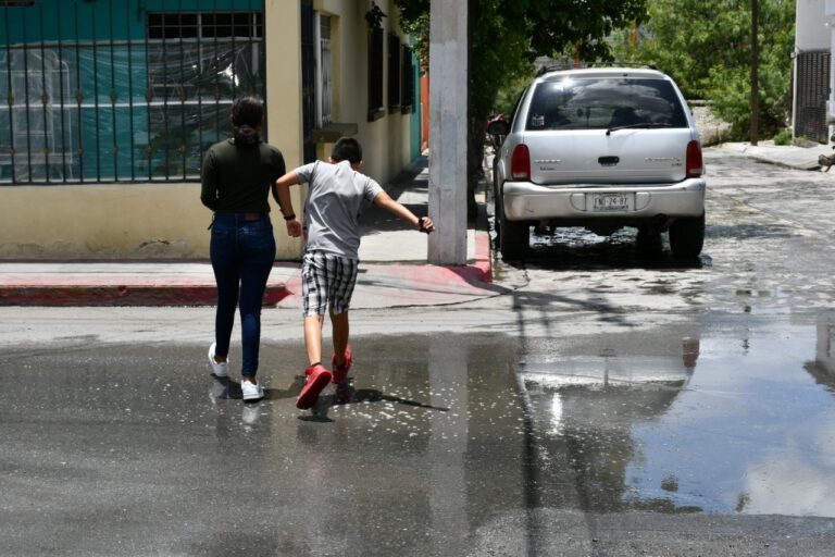 Se registra fuga de aguas negras en zona centro de Ramos Arizpe 