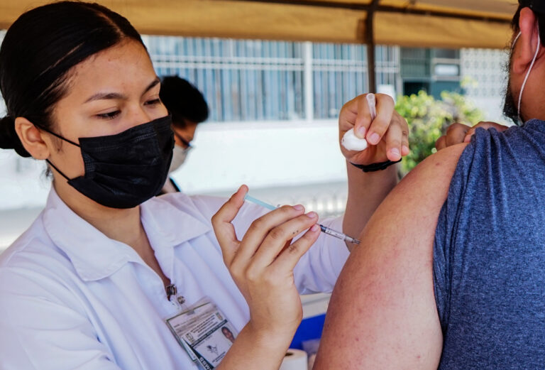 Abren pre registro de vacunación contra COVID-19 para personas mayores de 30 años