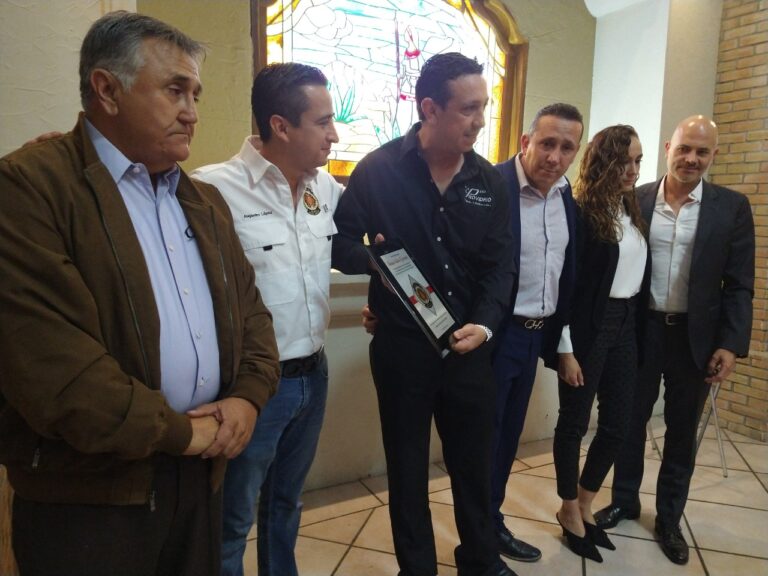 Rinde homenaje Patronato de Bomberos a Marisa Valdés
