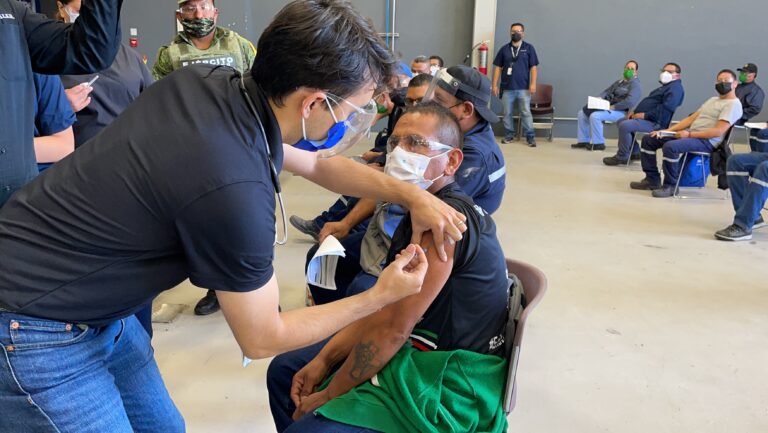 Daimler Trucks impulsa la vacunación de sus colaboradores y familias en Saltillo