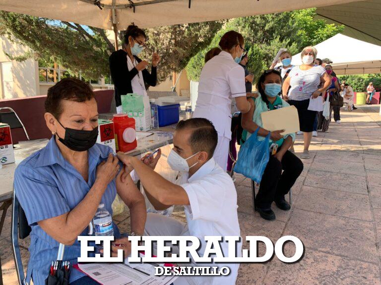 Reciben miles de saltillenses mayores de 50 la segunda dosis de vacuna antiCovid