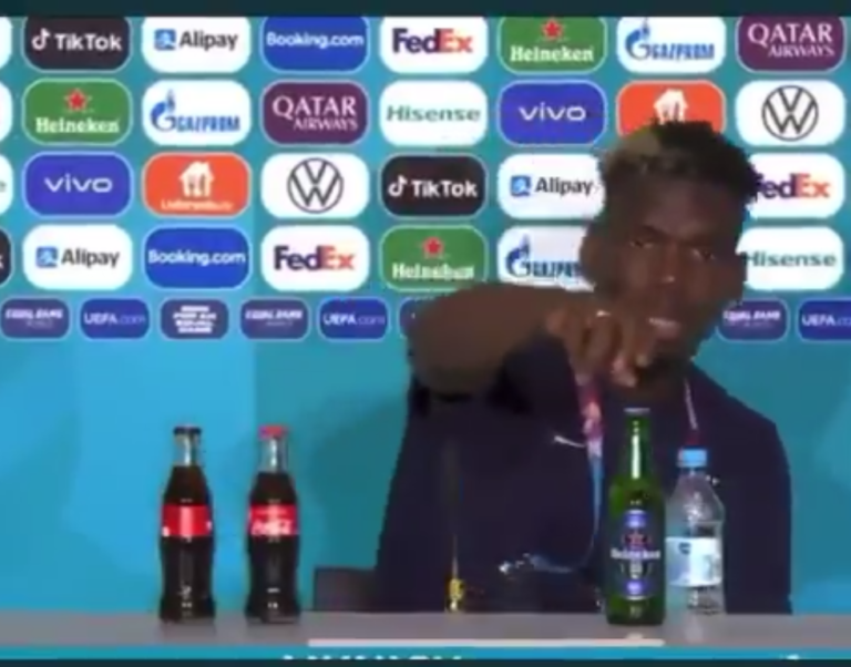 Paul Pogba imita a Cristiano Ronaldo, al retirar una Heineken durante una conferencia de prensa