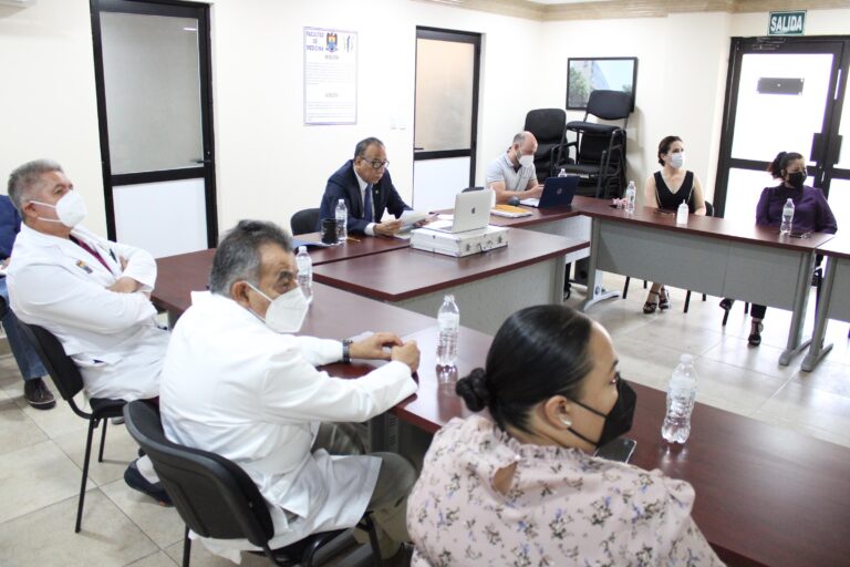 Presentan informes de resultados directores de la Escuela de Psicología y Facultad de Medicina en UA de C Unidad Torreón