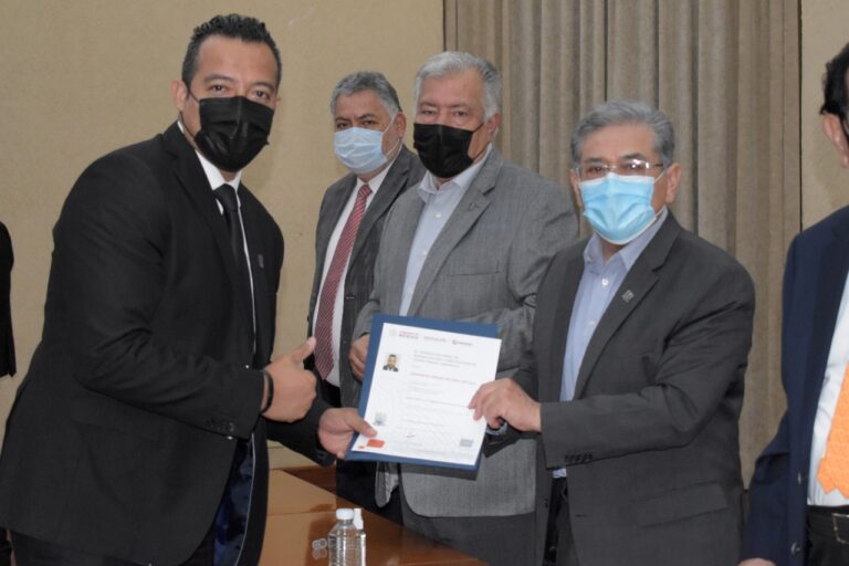 Reciben constancias de certificación entrenadores de la UAdeC