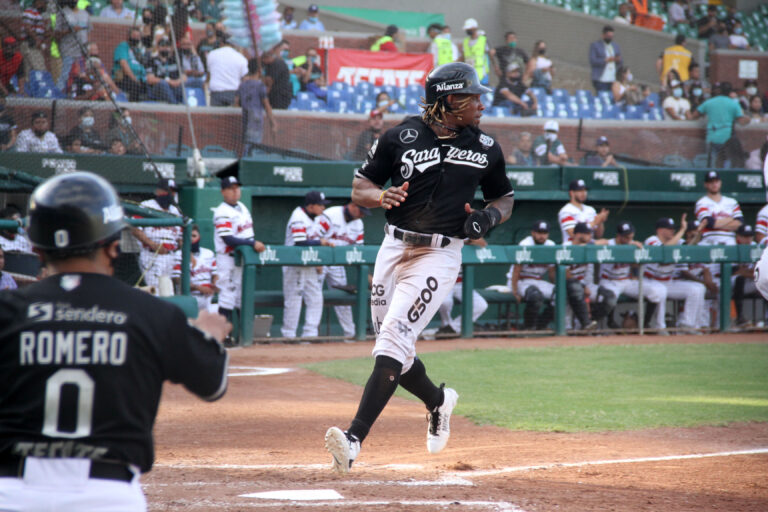 Saraperos le repite paliza 11 a 5 a Sultanes para amarrar Clásico del Norte