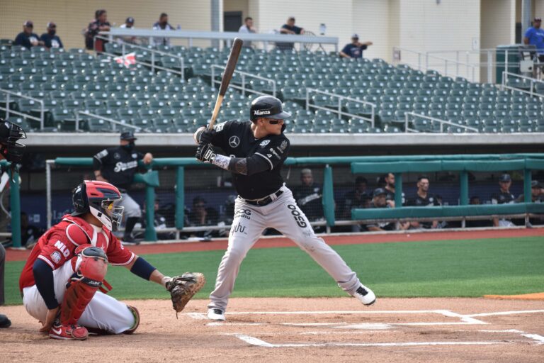 Tecolotes de los Dos Laredos vence 8 – 4 a Saraperos en primer juego de doble cartelera