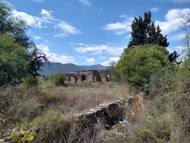 Usan migrantes como refugio vieja casona al sur de Saltillo