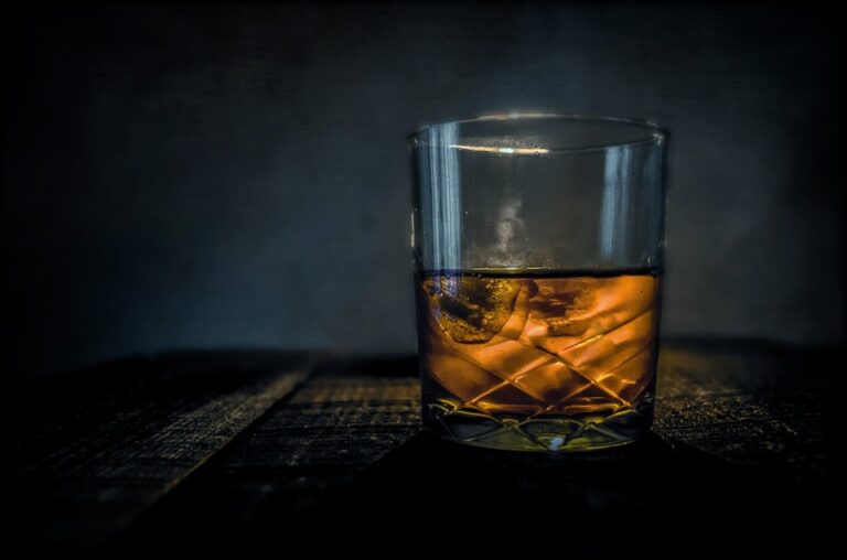 ¿Cuándo escribir whisky, whiskey o güisqui?