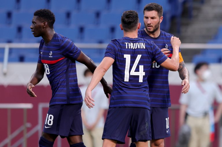 Gignac y Thauvin de regreso a México, tras goleada a Francia.