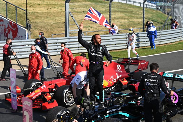 Hamilton logra un polémico triunfo en el GP de Gran Bretaña