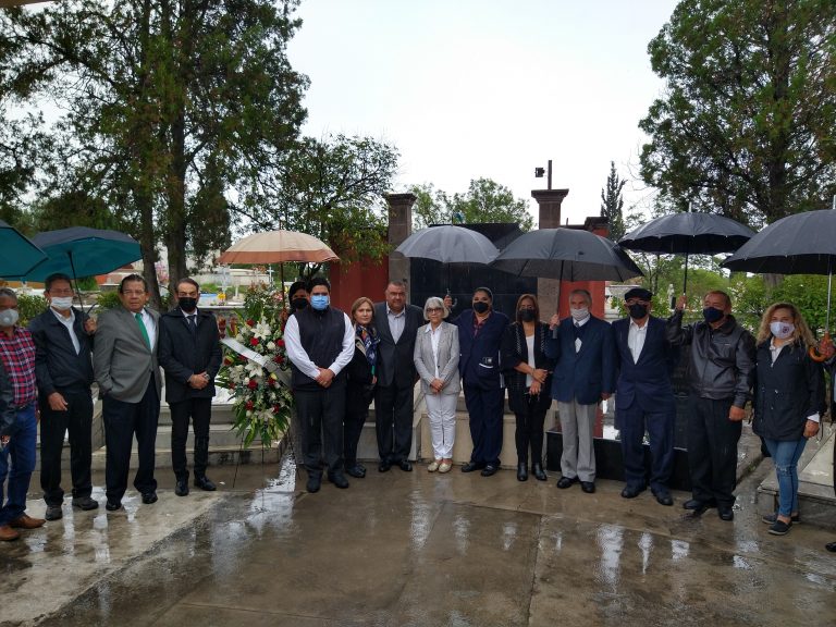 Lluvia no impide homenaje a don Óscar Flores Tapia en su XXIII aniversario luctuoso