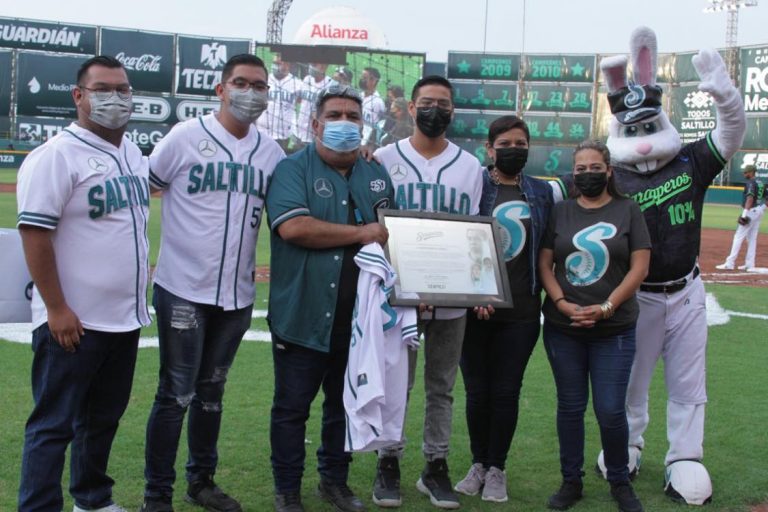 Merecido homenaje a Abner Nájera por 27 años como gerente de estadio de Saraperos