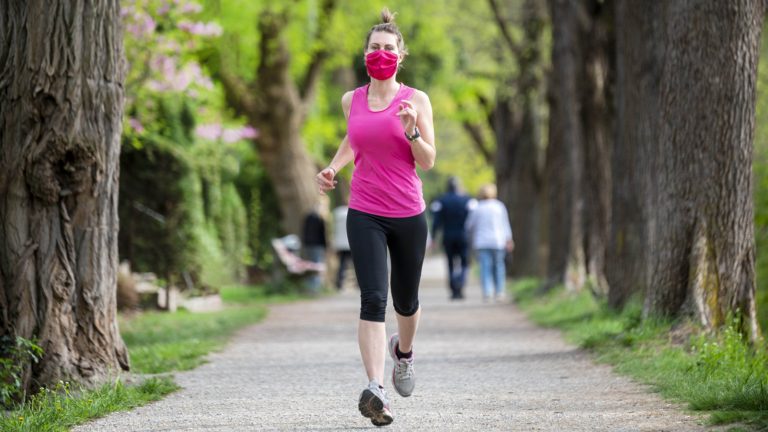 Caminata, trote, natación y bicicleta son las actividades físicas más completas