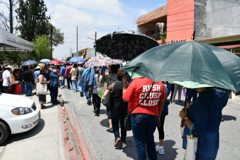 Caos y largas filas por entrega de fichas para vacunación anticovid en Ramos Arizpe 