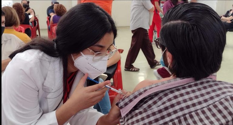 Crecen dudas por las vacunas aplicadas a maestros en Coahuila