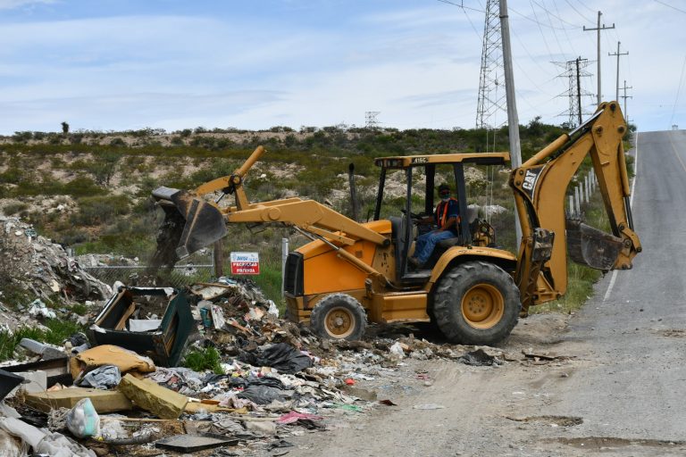 Empresa ambiental realiza limpieza tras derrame de hidrocarburo por accidente vial de pipa 