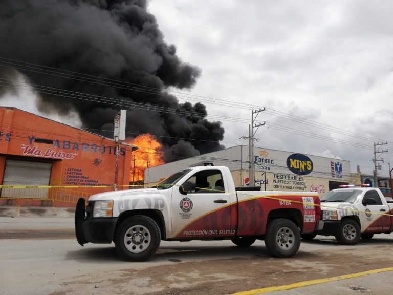 Mega incendio en Saltillo consume un laboratorio de químicos; un hombre fue detenido