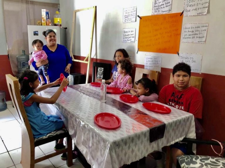 Familia brinda desayunos y comidas calientes gratuitos en Ramos Arizpe 