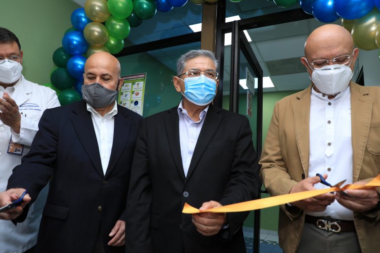 Inaugura rector laboratorios de Quest Diagnostics en el Hospital Universitario de Saltillo