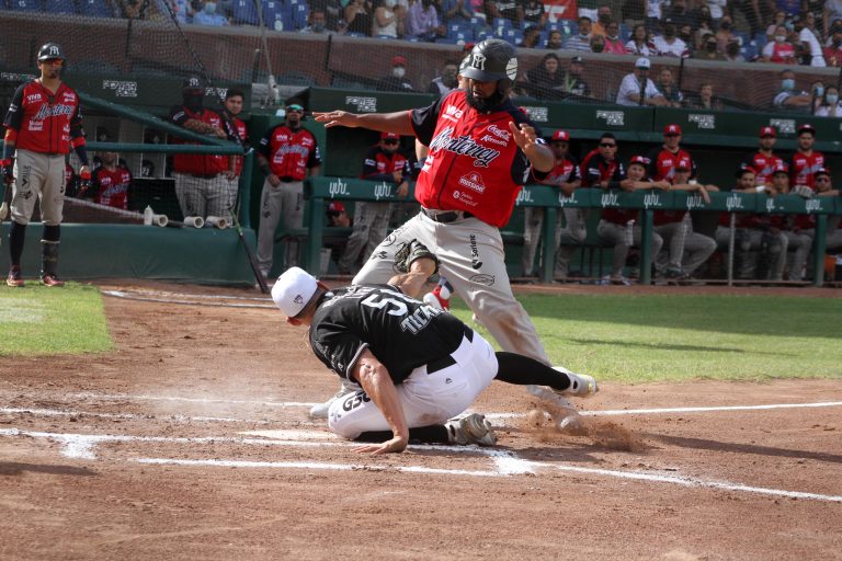 Juan Pérez pega doble a la hora cero para dar triunfo y serie a Saraperos contra Sultanes