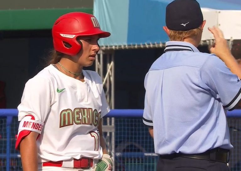 Jugadoras de softbol de México tiran uniformes olímpicos a la basura