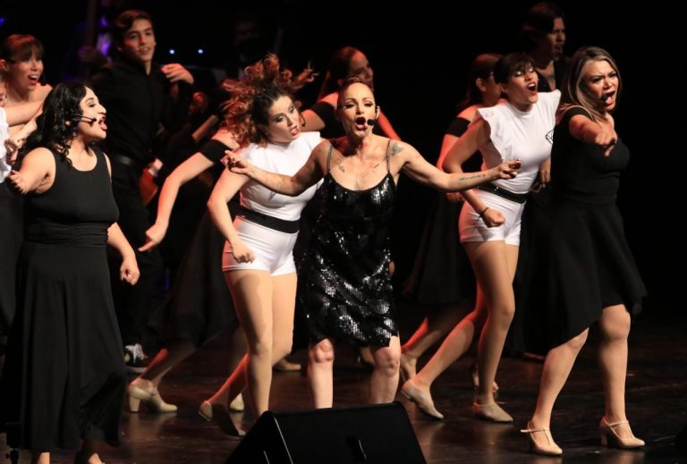 Lola Cortés prende el escenario del Teatro de la Ciudad Fernando Soler en el aniversario 444 de Saltillo