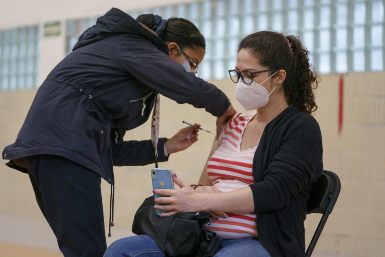 Mujeres reportan aumento de busto después de haber recibido la vacuna de Pfizer