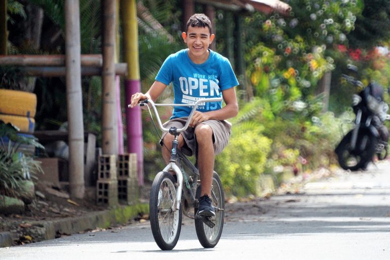 Pedalear al aire libre produce felicidad