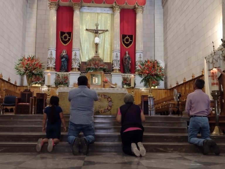 Piden saltillenses a Santo Cristo por el fin de la pandemia