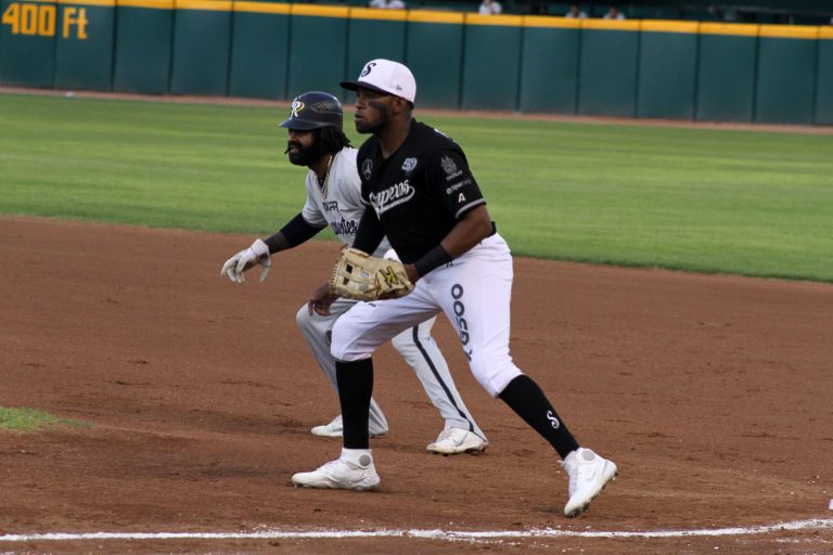 Rieleros embosca a Mario Meza con 4 carreras en la novena para ganar 5 a 4 a Saraperos