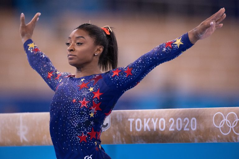 Simone Biles fuera del all-around por equipos por un problema médico