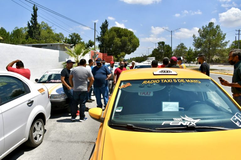 Taxistas de Ramos Arizpe se manifiestan pacíficamente