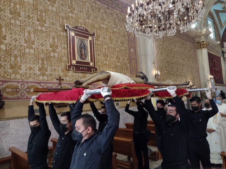 Trasladan a Santo Cristo de su capilla a altar de Catedral