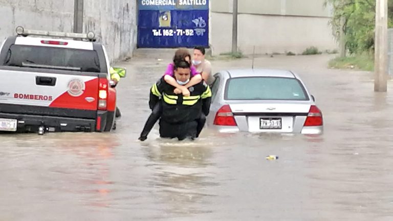 Vehículos varados, inundación de viviendas y cierre de vialidades dejó a su paso la lluvia en Ramos Arizpe 