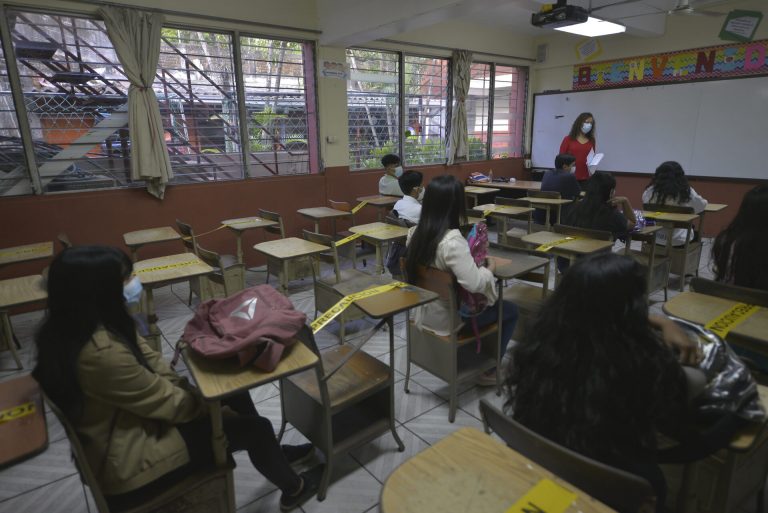 Covid-19 ha cobrado la vida de 300 docentes en Coahuila        